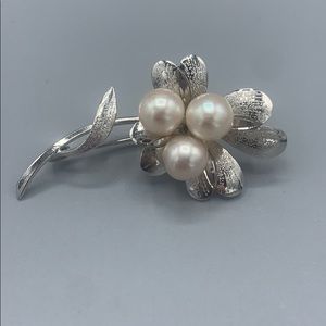 Stunning vintage sterling brooch.  Flower w pearls